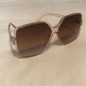 Brand new! Never worn! Light pink, oversized 70s-style sunglasses